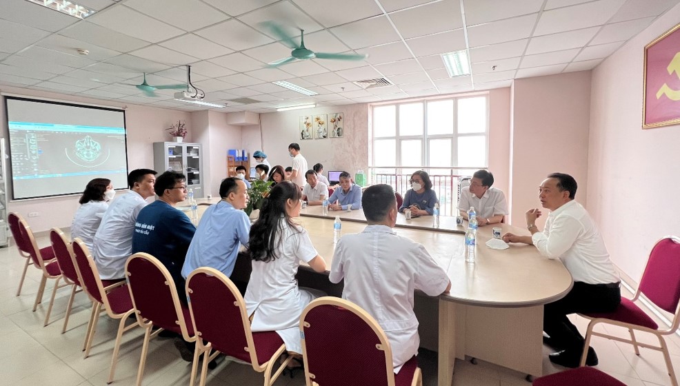 PGS.TS. Trần Cao Bính, Giám đốc BVRHM TW HN  chủ trì hội chẩn ca bệnh khó tại khoa RHM
